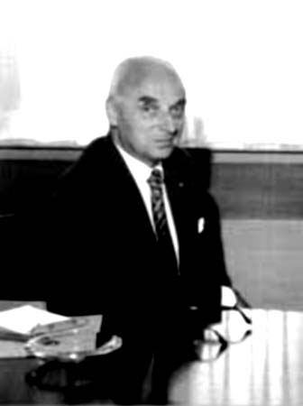 Pierre Guillaumat, administrateur général du CEA à partir de 1951, favorable à l'option militaire.